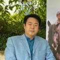 家里的每个人似乎都孤独地生活在自己的世界里，与外面的“正常”世界格格不入。